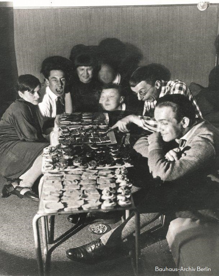 Festessen mit kalten Platten im Atelier von Joost Schmidt, Bauhaus Dessau, 1927-1928, © Bauhaus-Archiv Berlin